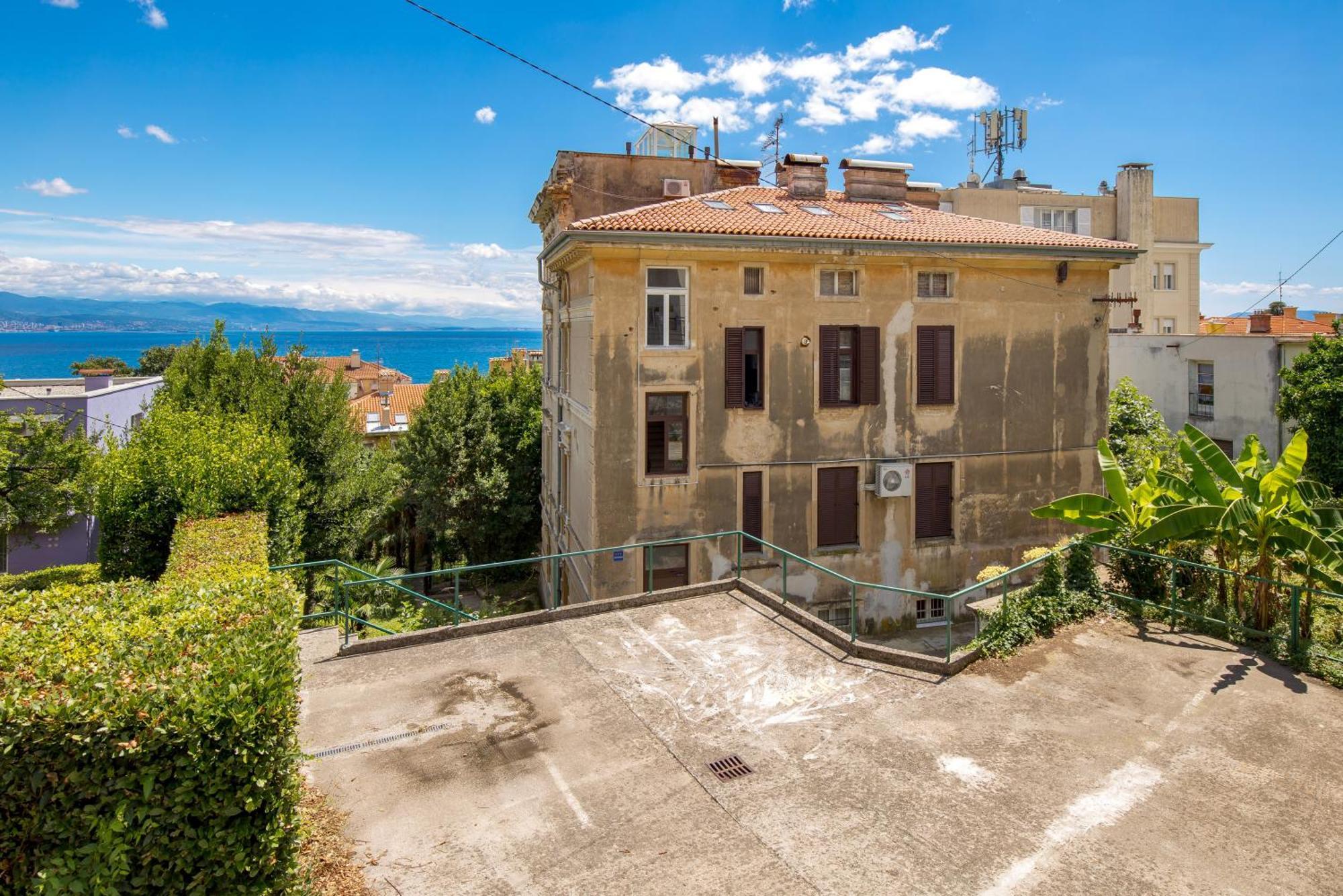 Paradise View Deluxe Apartment
